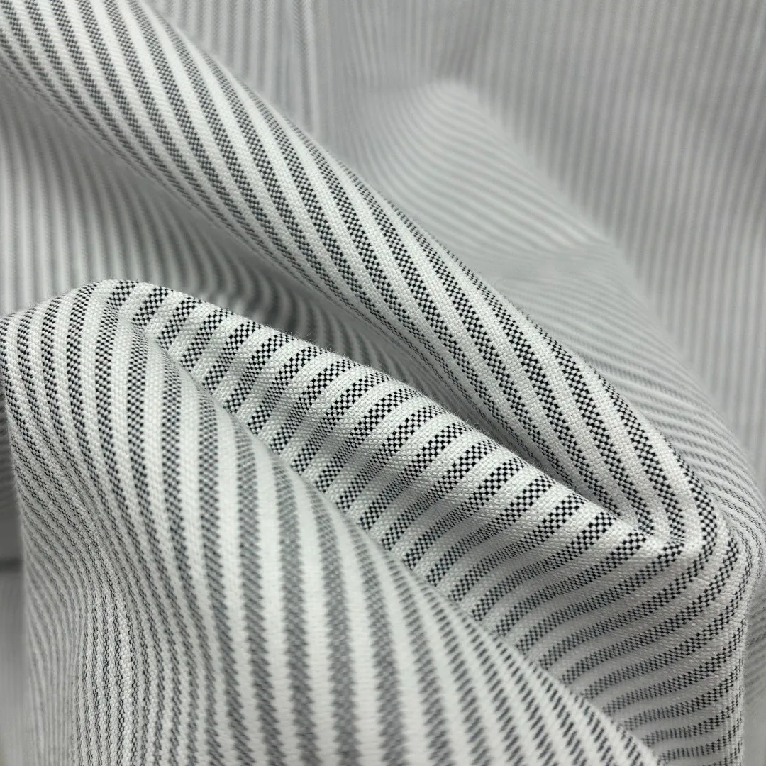 🅿️250 Ralph Lauren/Ralph Lauren imitation striped embroidered shirt. It is made of 100% cotton Oxford fabric. The 100% cotton material makes it very breathable. It is comfortable to wear and not easy to sweat. It has a loose fit and a three-dimensional upper body. The lines are smooth and natural. From the shoulder line to the waistline to the hem, the line transition is smooth. There are no unnecessary folds or accumulation. The whole body is neat and stretched. The chest is embellished with the iconic pony embroidery. It is simple but highly recognizable. The color transition of the embroidery thread is natural. The stitches are even and the spacing is uniform and the stitches can be connected naturally. The lines are smooth and not stiff. Color: White Size: S M L XL